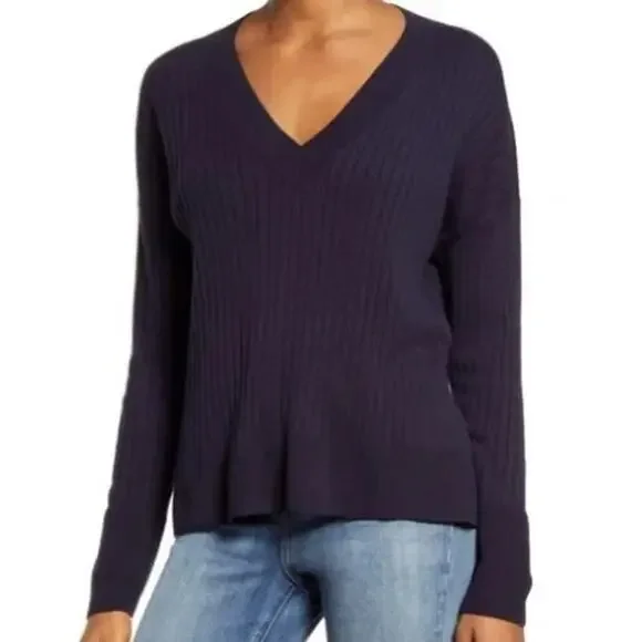 Treasure & Bond Silky Soft V-Neck Cashmere Blend Sweater Sz Small in Navy NWT - Picture 2 of 5